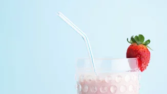 Το πρωινό σμούθι για λαμπερό δέρμα με φράουλες και γάλα καρύδας