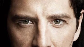 Σάκης Ρουβάς: Δες τον σε ρόλο... σερβιτόρου