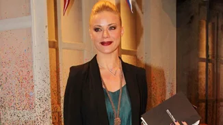 Αγνώριστη η Ζέτα Μακρυπούλια: Μεταμορφώθηκε σε γιαγιά (video)