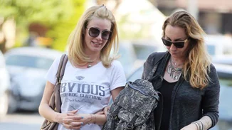 Ζέτα Μακρυπούλια - Ρούλα Ρέβη: Δείτε τις να κάνουν παρέα βουτιές στη θάλασσα