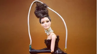 Ο λογαριασμός που θα λατρέψεις στο Instagram: Κούκλες αναπαριστούν pop culture στιγμές