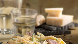 Η απίστευτη καρμπονάρα με κολοκυθάκια του Άκη Πετρετζίκη