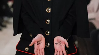 Ο οίκος Burberry τιμά τον David Bowie στην πασαρέλα