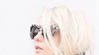 The Hair Tuck: Το πιο εύκολο hair trend που «σώζει» τις bad hair days