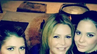 Η Τζένη Μπαλατσινού ποζάρει χαρούμενη με τις κόρες της