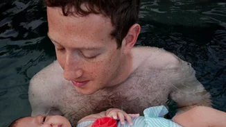 Το πρώτο μπάνιο της κόρης του Mark Zuckerberg “έσπασε” το Internet