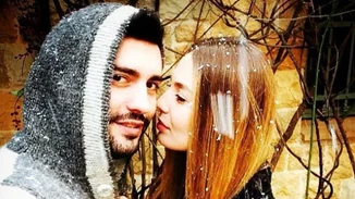 Ο Θοδωρής Μισόκαλος και η Αντωνία Καλλιμούκου απολαμβάνουν το χιόνι!