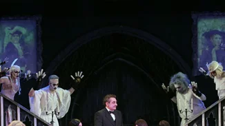 Οικογένεια Addams: Μουζουράκης και Boys and Noise στην πρεμιέρα