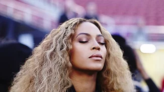 To beauty look της Beyonce άξιζε σίγουρα τη νίκη στο Super Bowl 50