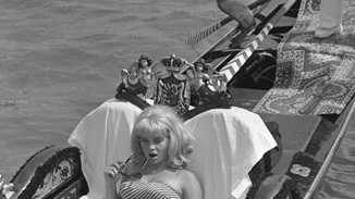 Vintage celebrity φωτογραφίες μέσα στις γόνδολες της Βενετίας