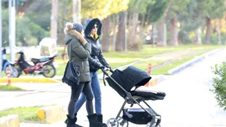 Υβόννη Μπόσνιακ: Απολαμβάνει την βόλτα της με την μικρή Ελένη