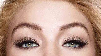 Gigi Hadid: Γυμνή στο εξώφυλλο της νέας γαλλικής Vogue