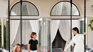 Kourtney και Khloe Kardashian: Μια ματιά μέσα στα πολυτελή σπίτια τους