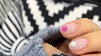 #maniMonday: Το Pom-Pom nail art δίνει girlie αέρα στο manicure σου!