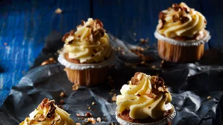 Cupcakes με αμύγδαλα και frosting βανίλιας από τον Διονύση Αλέρτα