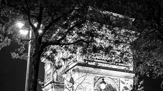 Φωτογράφιζε ζευγάρια στις δημόσιες τρυφερές στιγμές τους και να η γλυκιά συλλογή του