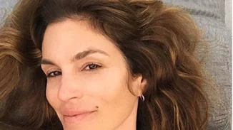 Η Cindy Crawford έκλεισε τα 50 και το γιόρτασε με τον πιο γλυκό τρόπο