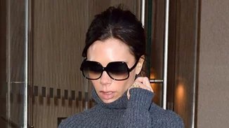 Ακόμα και το πρόσωπο της Victoria Beckham γυαλίζει!