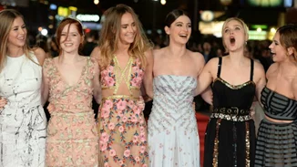 Pride & Prejudice & Zombies: Οι αδερφές Bennet πολεμούν ζόμπι στην πιο cult ταινία της χρονιάς