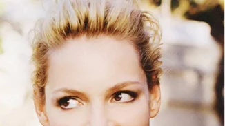 H Katherine Heigl ποζάρει από το κρεβάτι της με τα πιο σέξι εσώρουχα