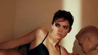 Kendall Jenner: Σέξι ξανά στη νέα καμπάνια των εσωρούχων Calvin Klein (βίντεο)