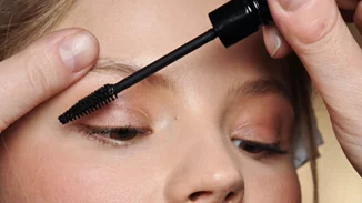 Ένα απίστευτο trick για να αφαιρείς εύκολα και γρήγορα την αδιάβροχη μάσκαρα