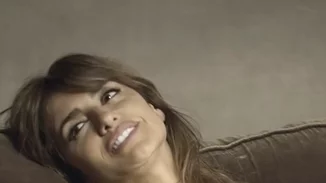 Penelope Cruz: Σέξι τραγουδίστρια στη νέα καμπάνια Carpisa (βίντεο)