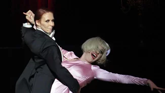 Η Εβελίνα Παπούλια στη σκηνή της παράστασης «Βίκτωρ - Βικτώρια» (Φωτογραφίες)