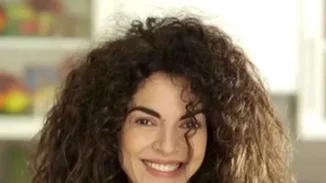 Η Μαρία Σολωμού κόβει τα μαλλιά της on camera! (βίντεο)