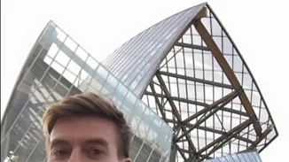 Ο Σπύρος Σούλης μάγεψε με τα μαρμάρινα έπιπλά του το Παρίσι