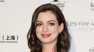 Μάλλον φταίνε οι ορμόνες! Η εγκυμονούσα Anna Hathaway έγινε ξανθιά