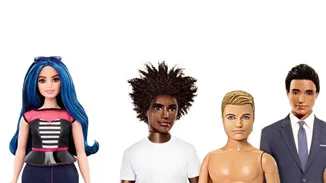 Barbie με καμπύλες, Ken χωρίς μαλλιά και Lego σε αναπηρικό καροτσάκι