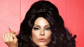 H Pamela Anderson λέει «Ναι» στο γυμνό με μία retro glam φωτογράφιση