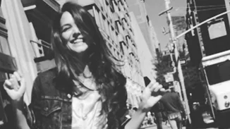 Η Katie Holmes αναπαριστά... την Beyonce και μας κάνει να κλαίμε από τα γέλια