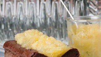 Κέικ με μαρμελάδα μπανάνα με υγρή υφή και σοκολατένια γεύση