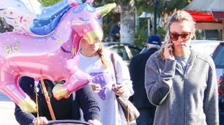 Βίκυ Καγιά: Βόλτα με την κόρη και τη μαμά της!