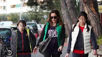 Δέσποινα Βανδή: Βόλτα με τα παιδιά της στη Γλυφάδα