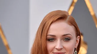 Τι συμβαίνει με τη Sansa Stark; Μόλις άλλαξε ΕΝΤΕΛΩΣ τα μαλλιά της! Σημαίνει κάτι αυτό για το Game of Thrones;