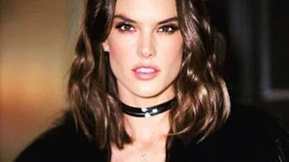 Alessandra Ambrosio: Ποζάρει γυμνή και σοκάρει