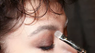 Giorgio Armani FW 2016-17: Αυτό το video από τα beauty παρασκήνια του show πρέπει να το δεις!