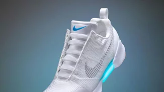 Αυτά είναι τα αθλητικά παπούτσια που δένονται μόνα τους!