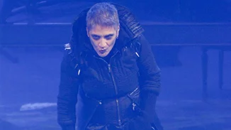 Η Καίτη Κωνσταντίνου στον ρόλο του σακάτη και ιντριγκαδόρου Ριχάρδου Γ’