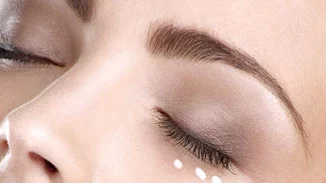 Ποια είναι η σωστή ώρα για να εφαρμόσεις την κρέμα ματιών σου;