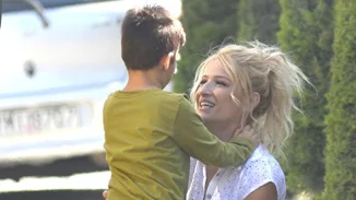 Φαίη Σκορδά: Συνοδεύοντας τον γιο της στο σχολικό