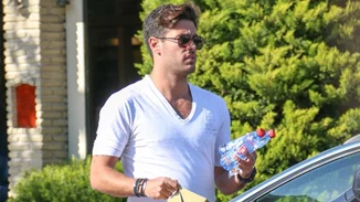 Κώστας Μαρτάκης: Βόλτα στη Γλυφάδα