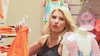 Ελένη Μενεγάκη: Αγοράζει ρούχα για τα παιδιά της