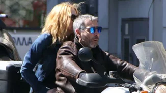 Σμαράγδα Καρύδη – Θοδωρής Αθερίδης: Χαλαρή βόλτα στην Πλάκα