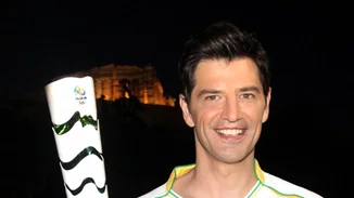 Σάκης Ρουβάς: Σε ρόλο λαμπαδηδρόμου