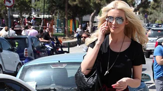 Κατερίνα Καινούργιου: Βόλτα στη Γλυφάδα με σορτσάκι