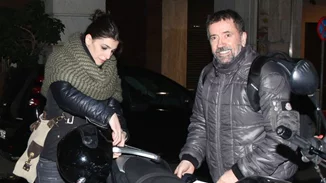 Σπύρος Παπαδόπουλος: Βόλτα με τη σύντροφό του πάνω στη μηχανή